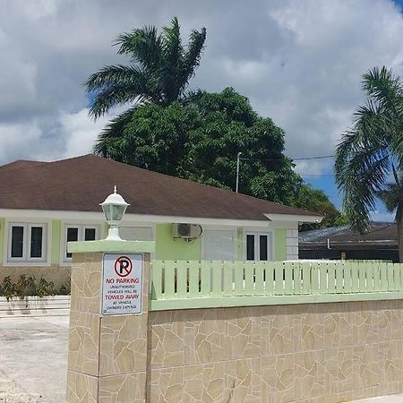 Budget & Basic In Local Neighborhood, 7Min Drive To Downtown Nassau Beach Paradise Apartment Екстериор снимка
