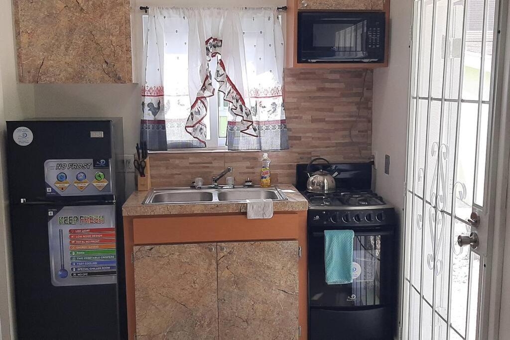 Budget & Basic In Local Neighborhood, 7Min Drive To Downtown Nassau Beach Paradise Apartment Екстериор снимка